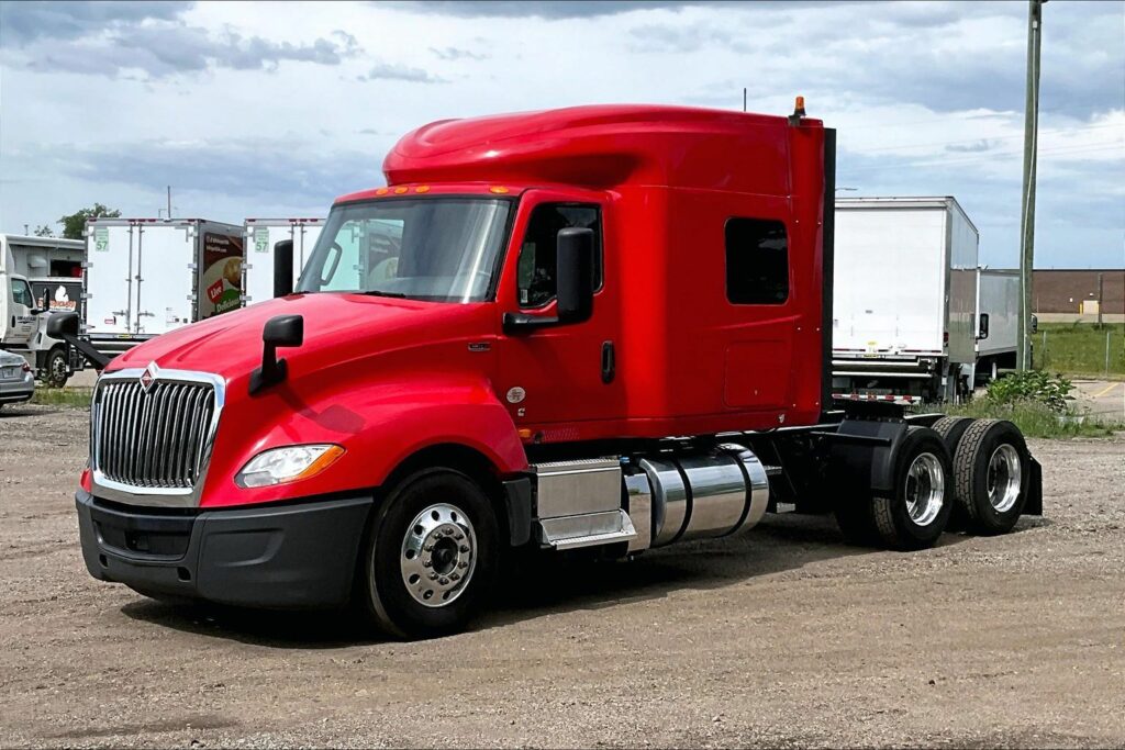 2021 CUM LT625 6×4 Sleeper