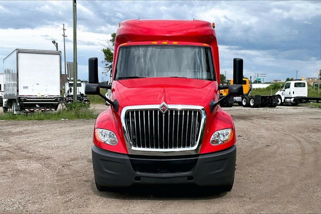 2021 CUM LT625 6×4 Sleeper
