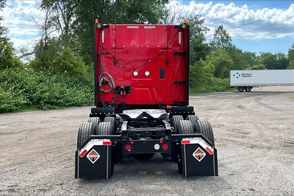 2021 CUM LT625 6×4 Sleeper