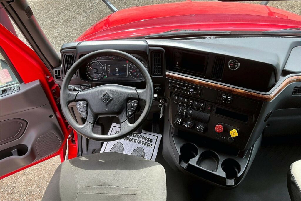 2021 CUM LT625 6×4 Sleeper