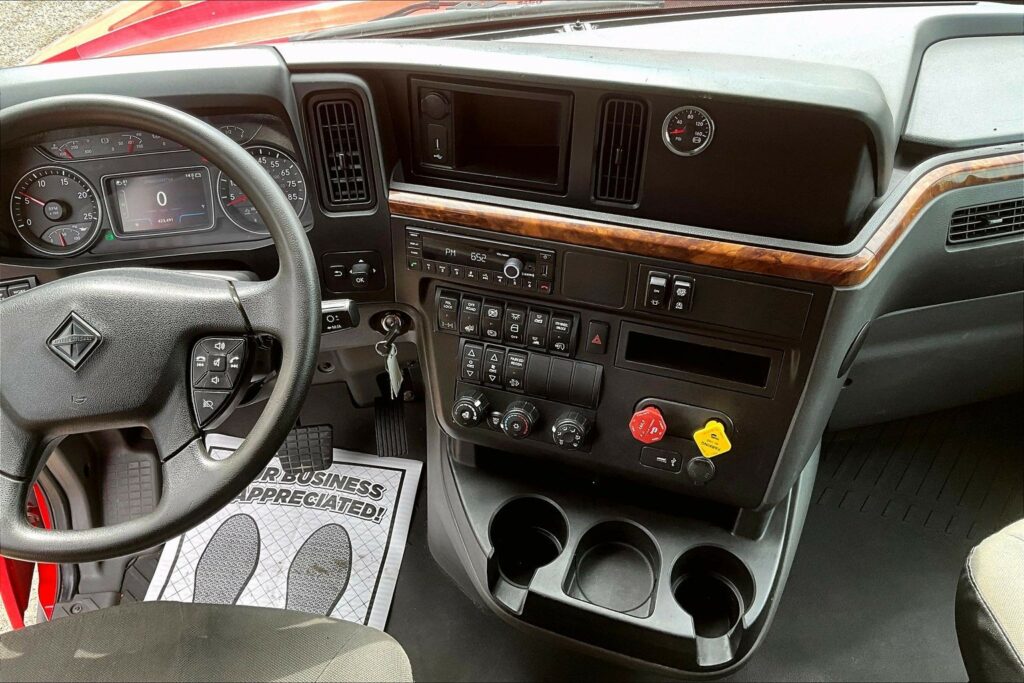 2021 CUM LT625 6×4 Sleeper