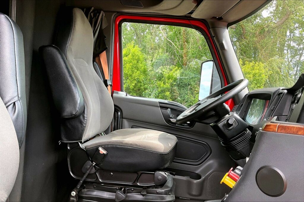 2021 CUM LT625 6×4 Sleeper