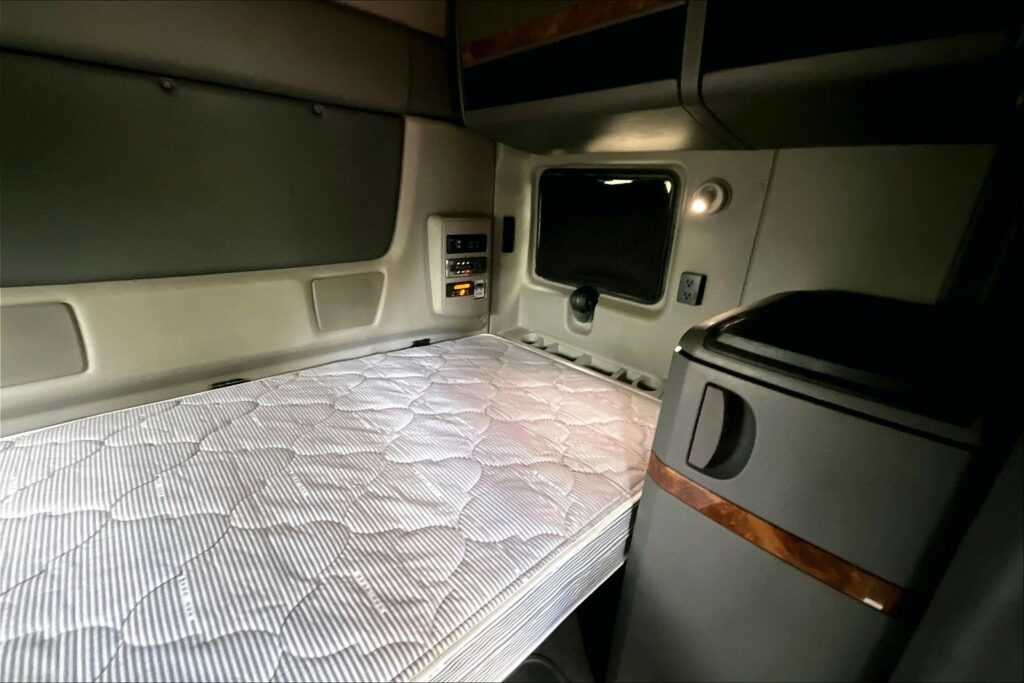2021 CUM LT625 6×4 Sleeper