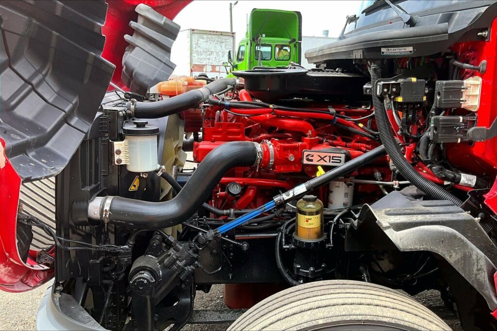 2021 CUM LT625 6×4 Sleeper