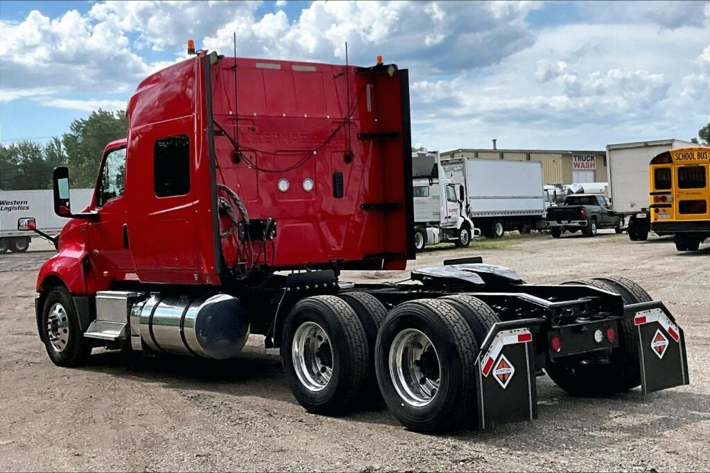 2021 CUM LT625 6×4 Sleeper