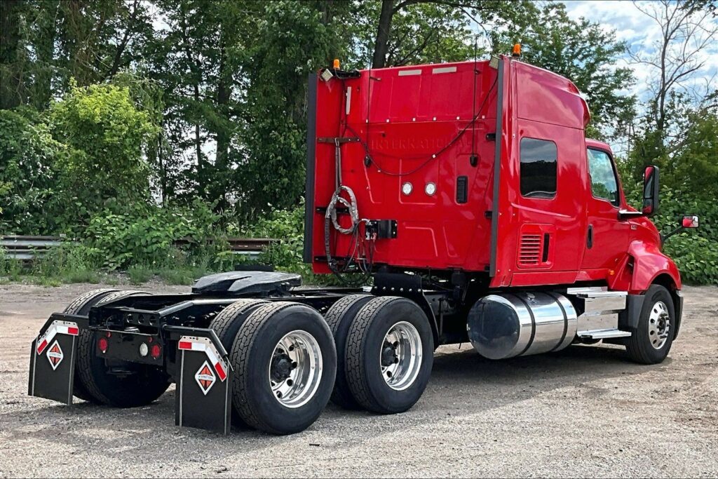 2021 CUM LT625 6×4 Sleeper