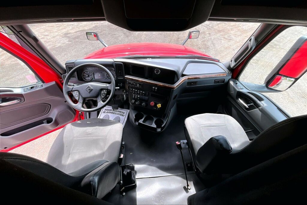 2021 CUM LT625 6×4 Sleeper