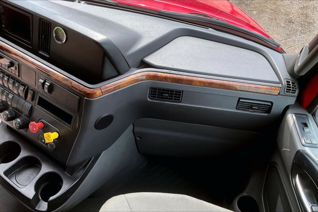 2021 CUM LT625 6×4 Sleeper
