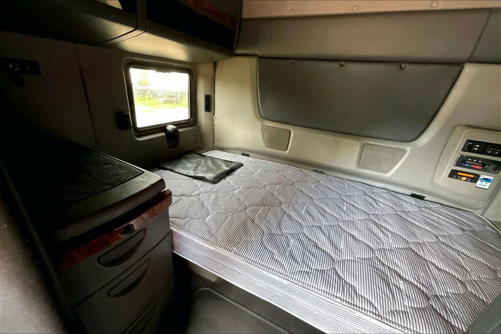 2021 CUM LT625 6×4 Sleeper
