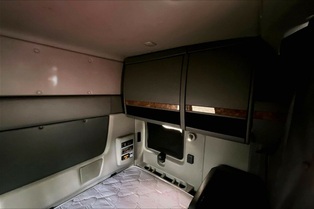 2021 CUM LT625 6×4 Sleeper
