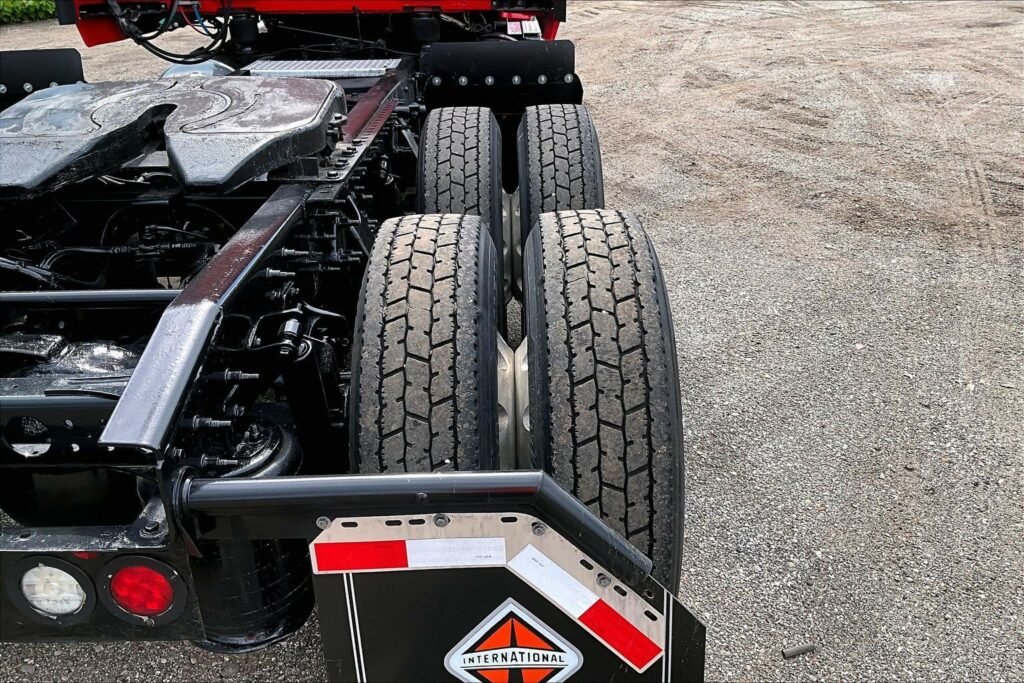 2021 CUM LT625 6×4 Sleeper
