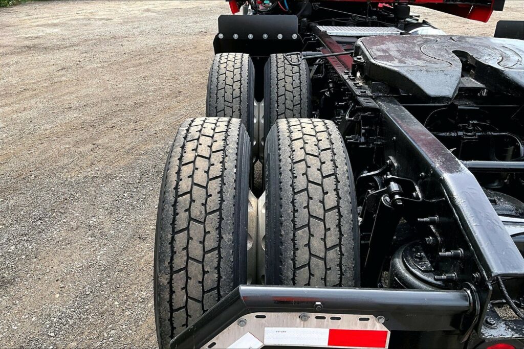 2021 CUM LT625 6×4 Sleeper