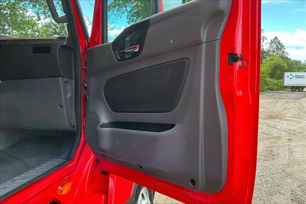 2021 CUM LT625 6×4 Sleeper