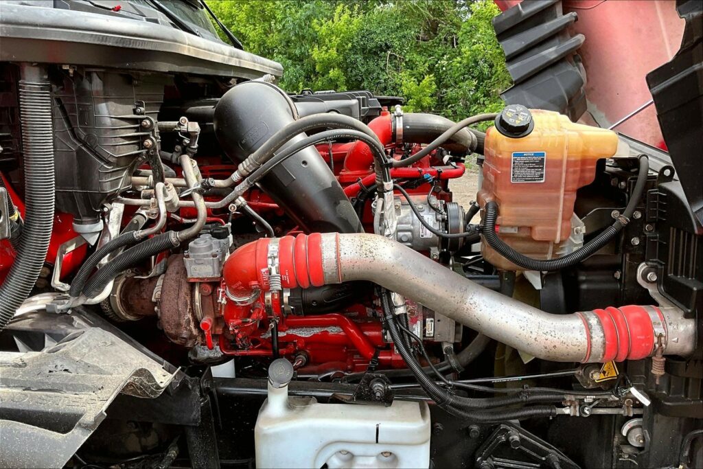 2021 CUM LT625 6×4 Sleeper