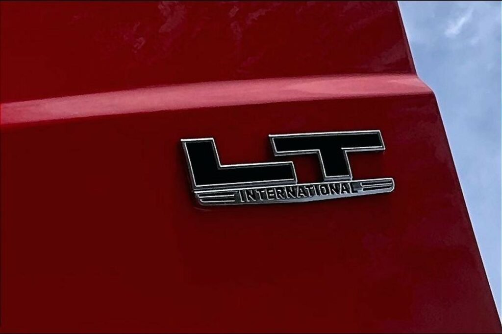 2021 CUM LT625 6×4 Sleeper