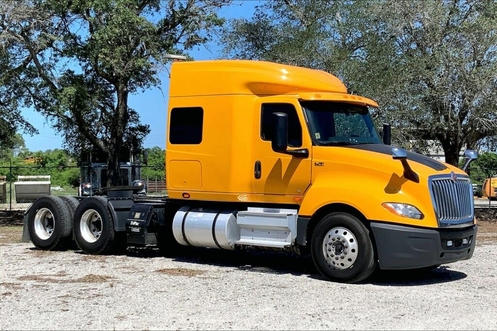 2022 CUM LT625 6×4 Sleeper