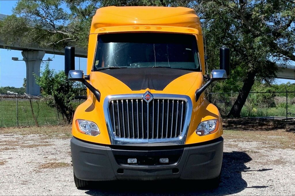 2022 CUM LT625 6×4 Sleeper