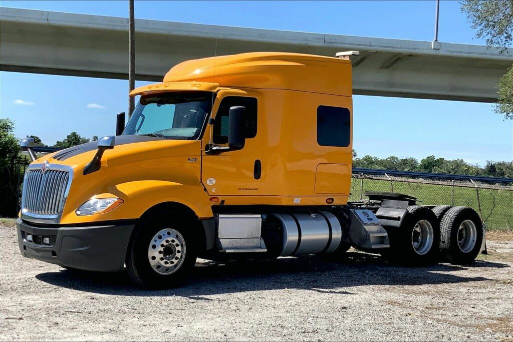 2022 CUM LT625 6×4 Sleeper