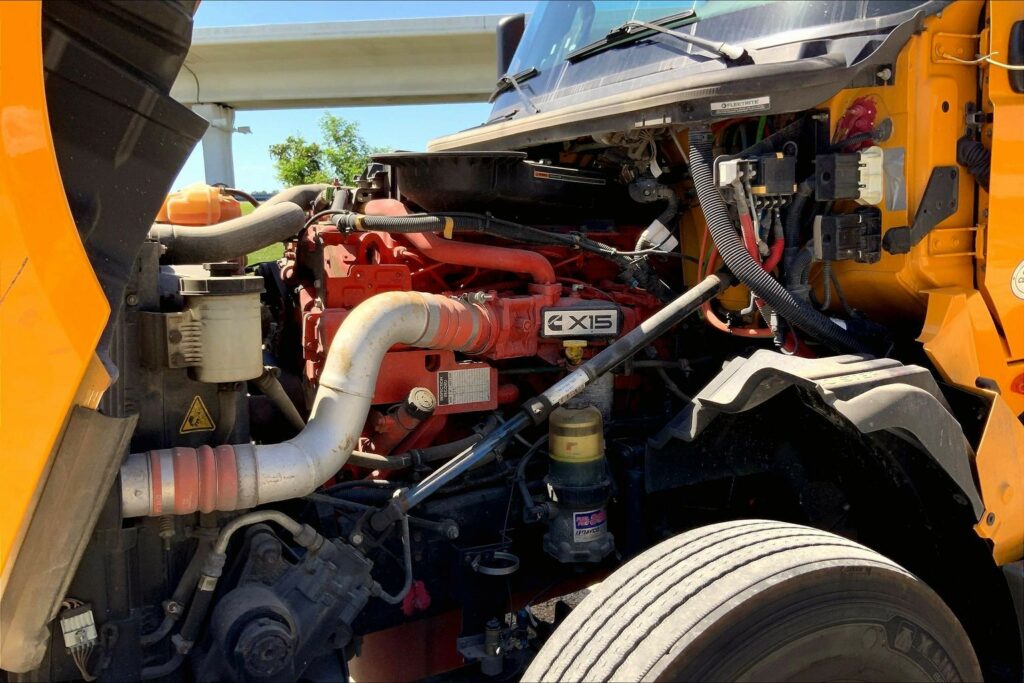 2022 CUM LT625 6×4 Sleeper