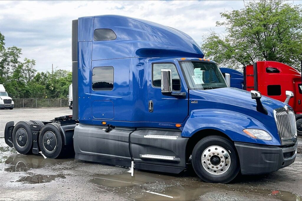 2022 CUM LT625 6×4 Sleeper