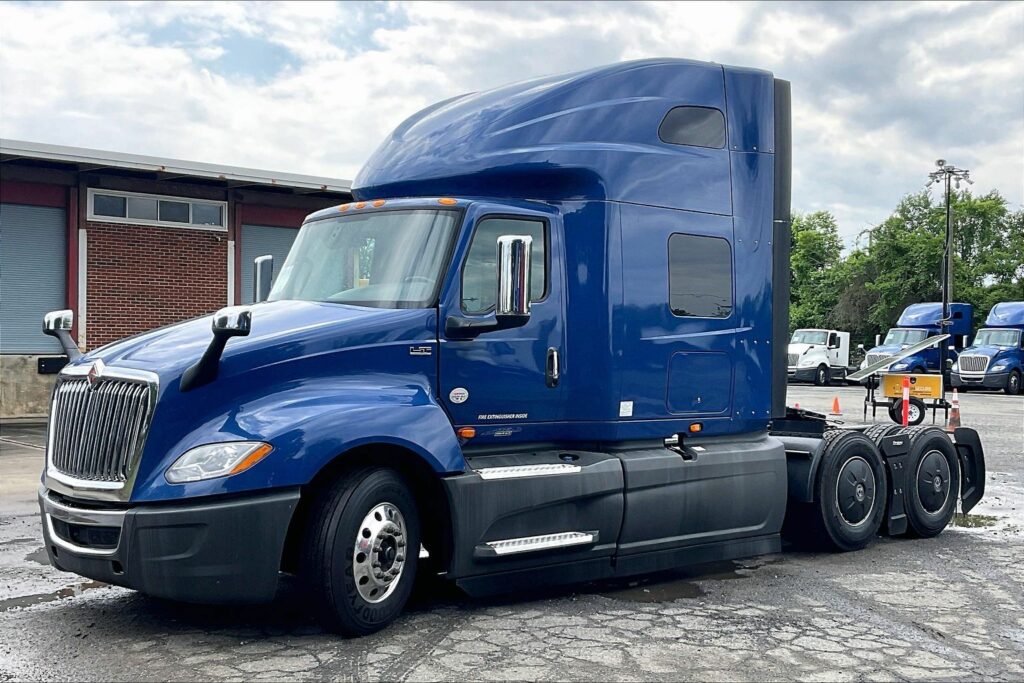 2022 CUM LT625 6×4 Sleeper