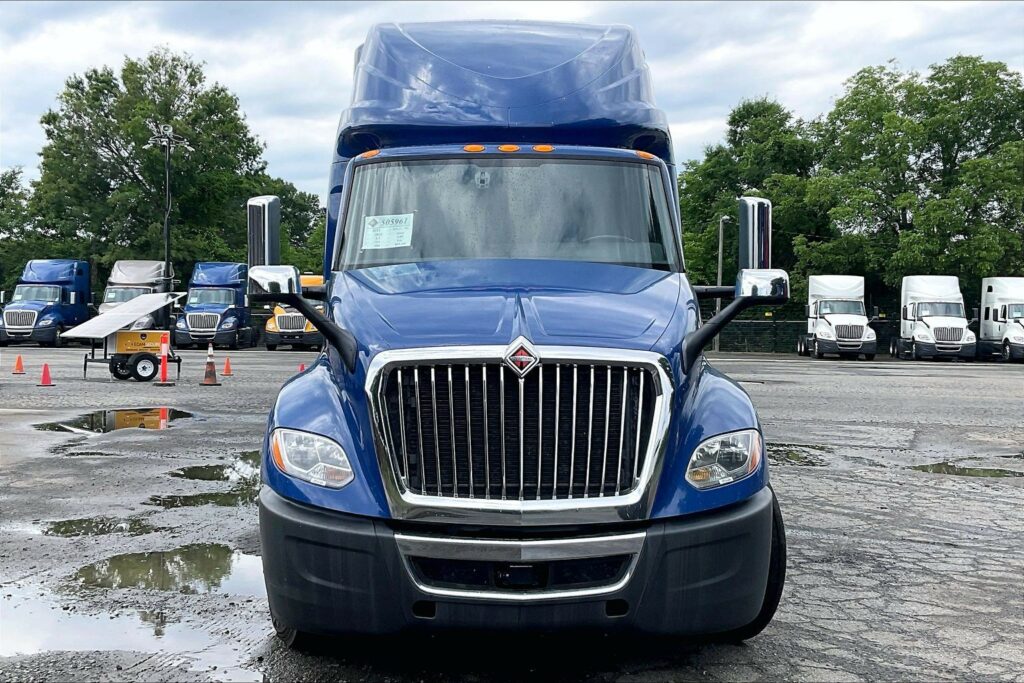 2022 CUM LT625 6×4 Sleeper