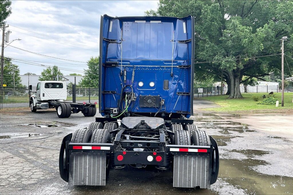 2022 CUM LT625 6×4 Sleeper