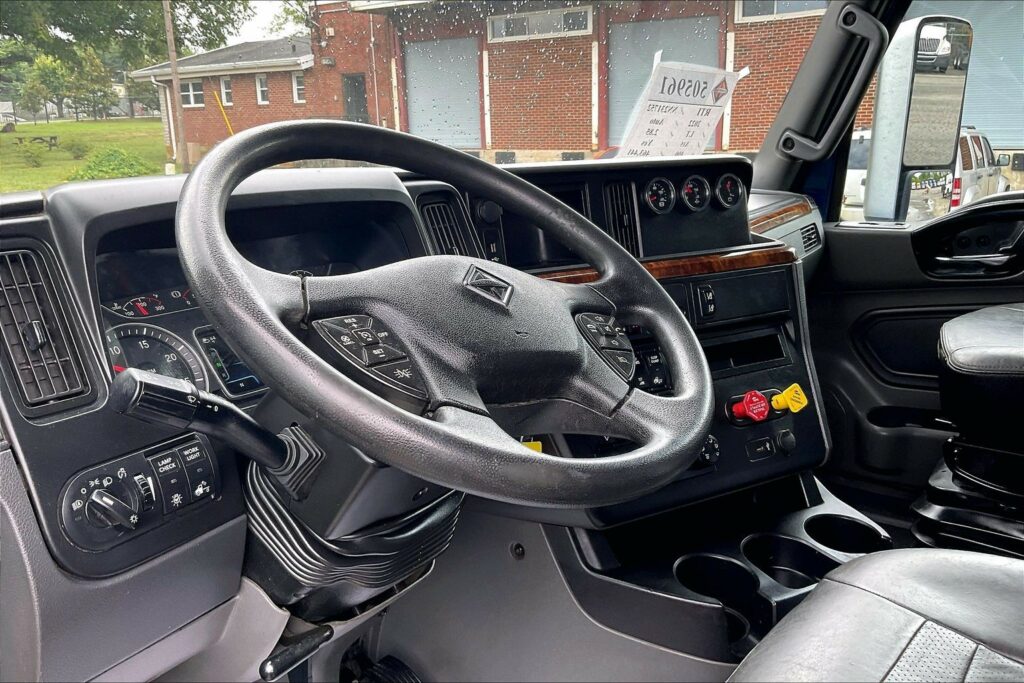 2022 CUM LT625 6×4 Sleeper
