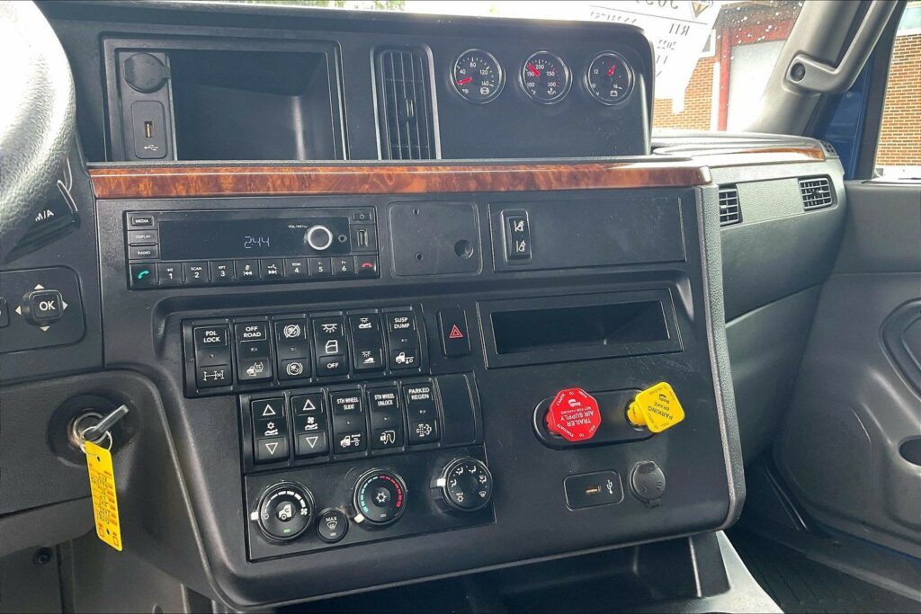 2022 CUM LT625 6×4 Sleeper