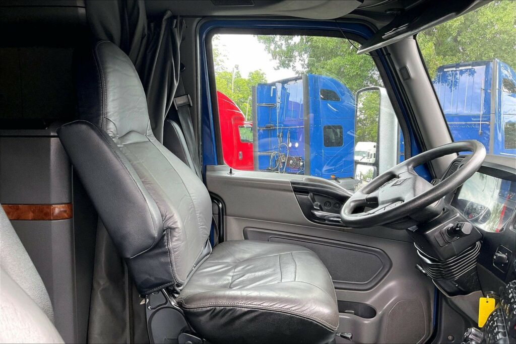 2022 CUM LT625 6×4 Sleeper
