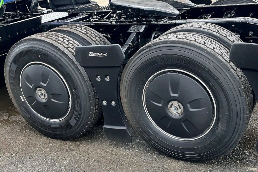 2022 CUM LT625 6×4 Sleeper