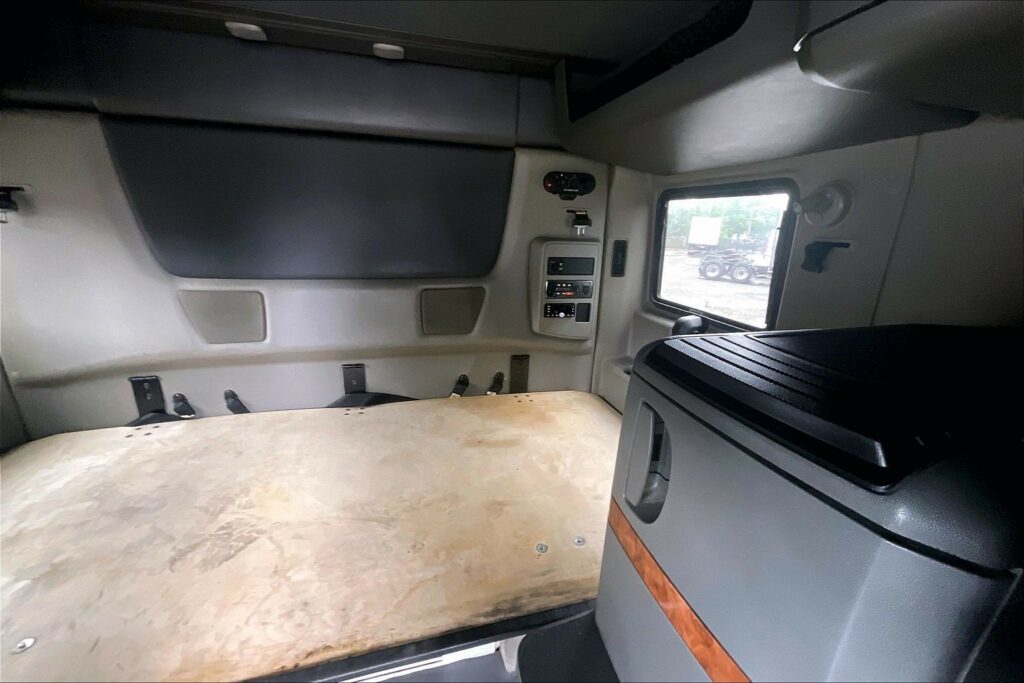 2022 CUM LT625 6×4 Sleeper