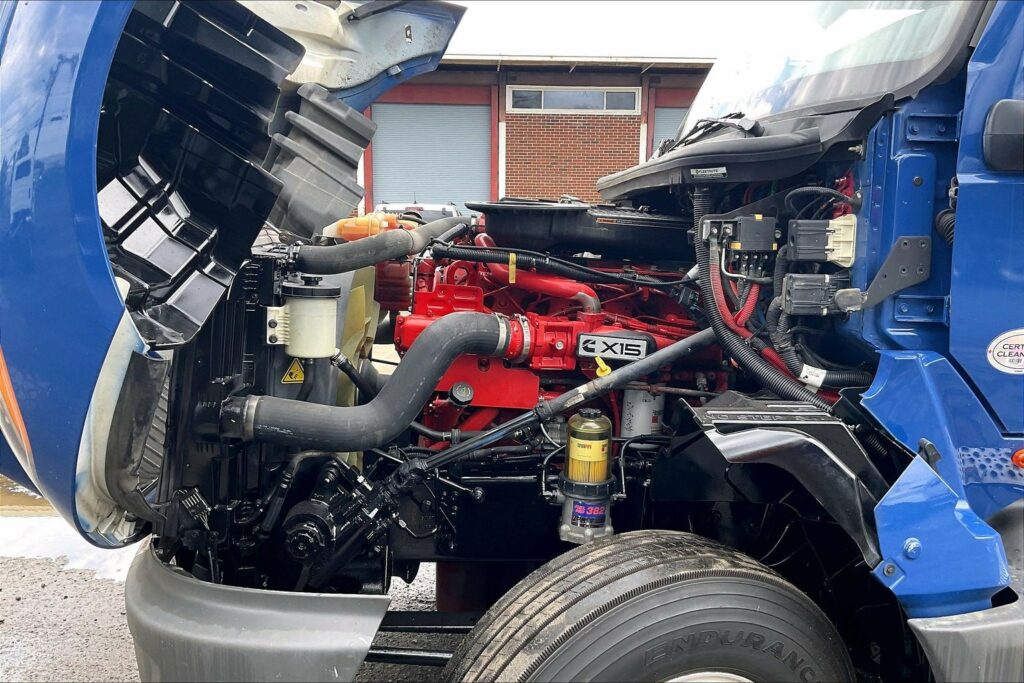 2022 CUM LT625 6×4 Sleeper