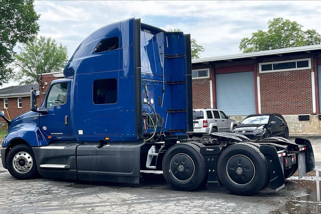 2022 CUM LT625 6×4 Sleeper