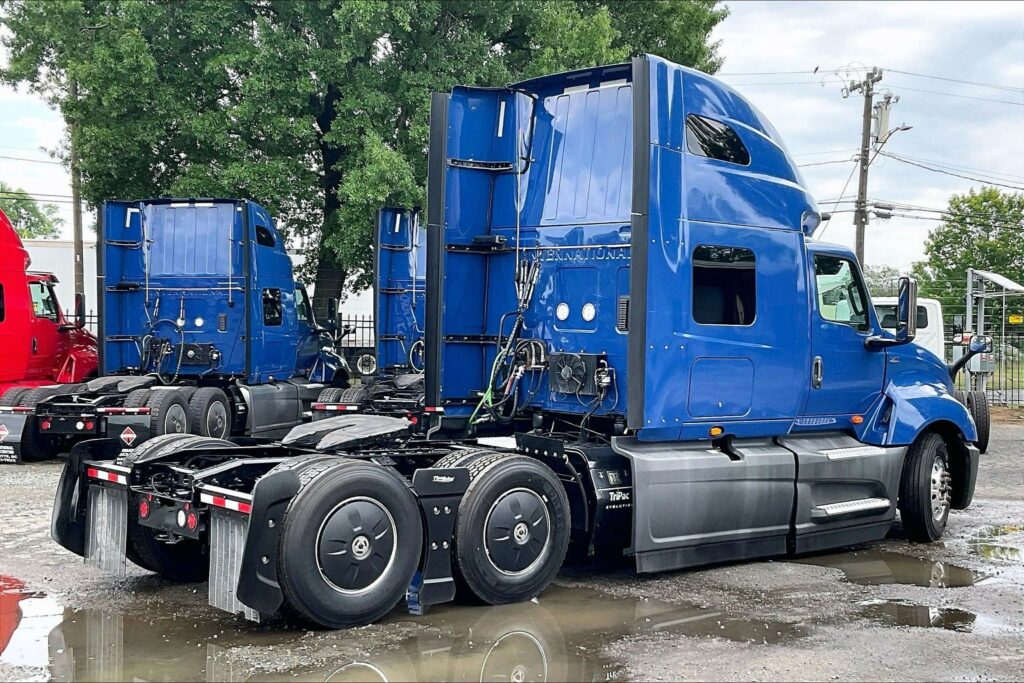 2022 CUM LT625 6×4 Sleeper