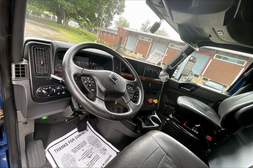 2022 CUM LT625 6×4 Sleeper