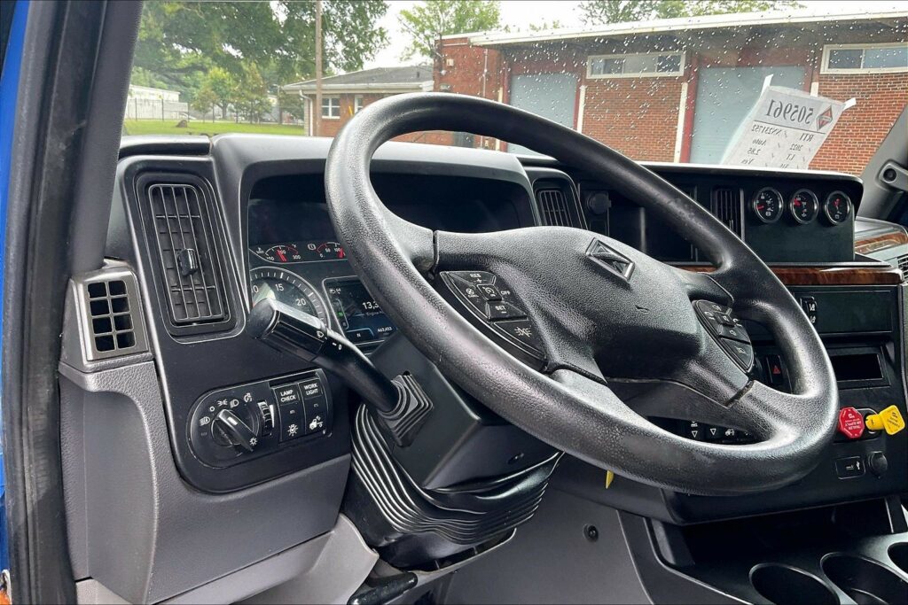 2022 CUM LT625 6×4 Sleeper