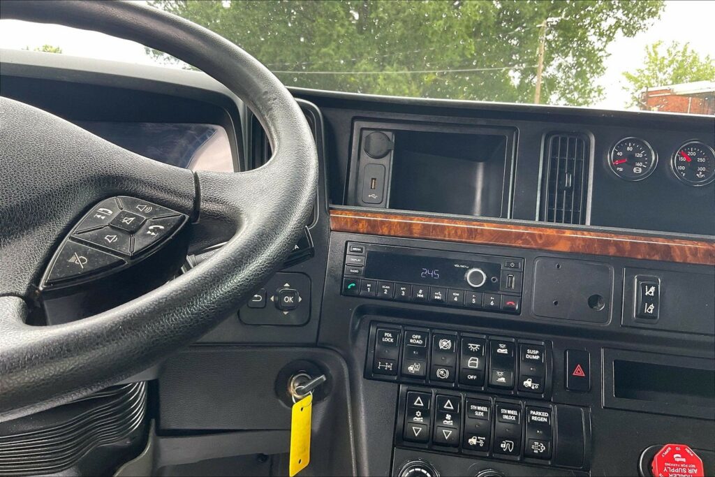 2022 CUM LT625 6×4 Sleeper