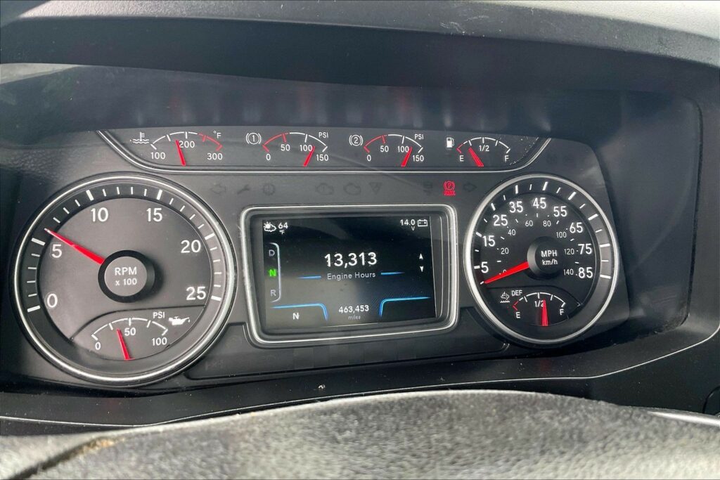 2022 CUM LT625 6×4 Sleeper