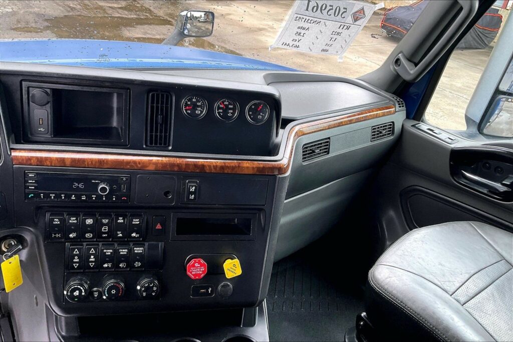 2022 CUM LT625 6×4 Sleeper