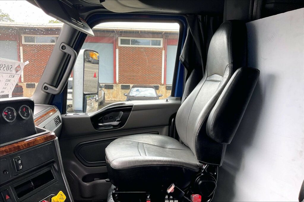 2022 CUM LT625 6×4 Sleeper