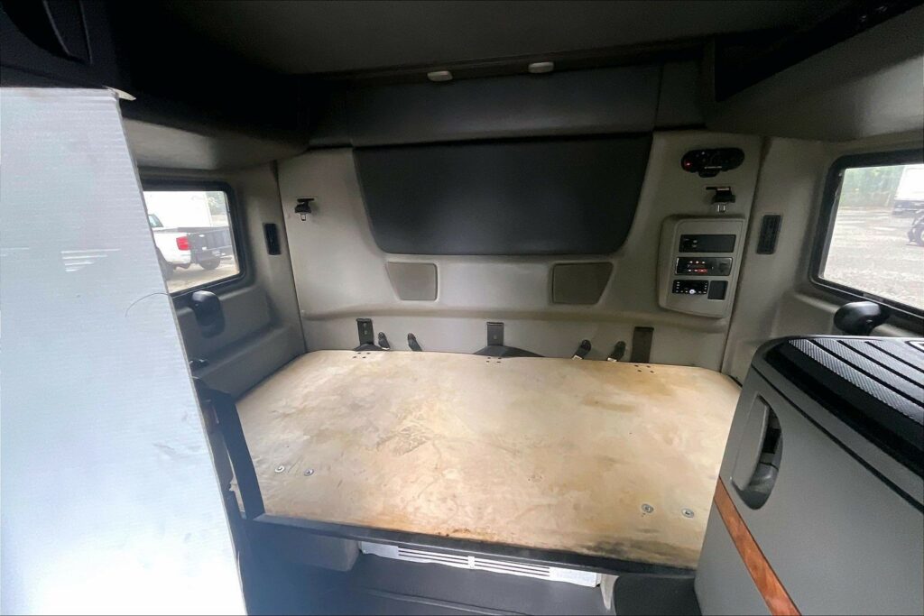 2022 CUM LT625 6×4 Sleeper