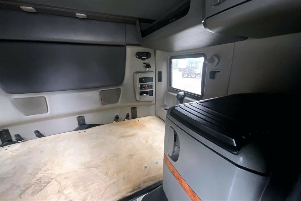 2022 CUM LT625 6×4 Sleeper
