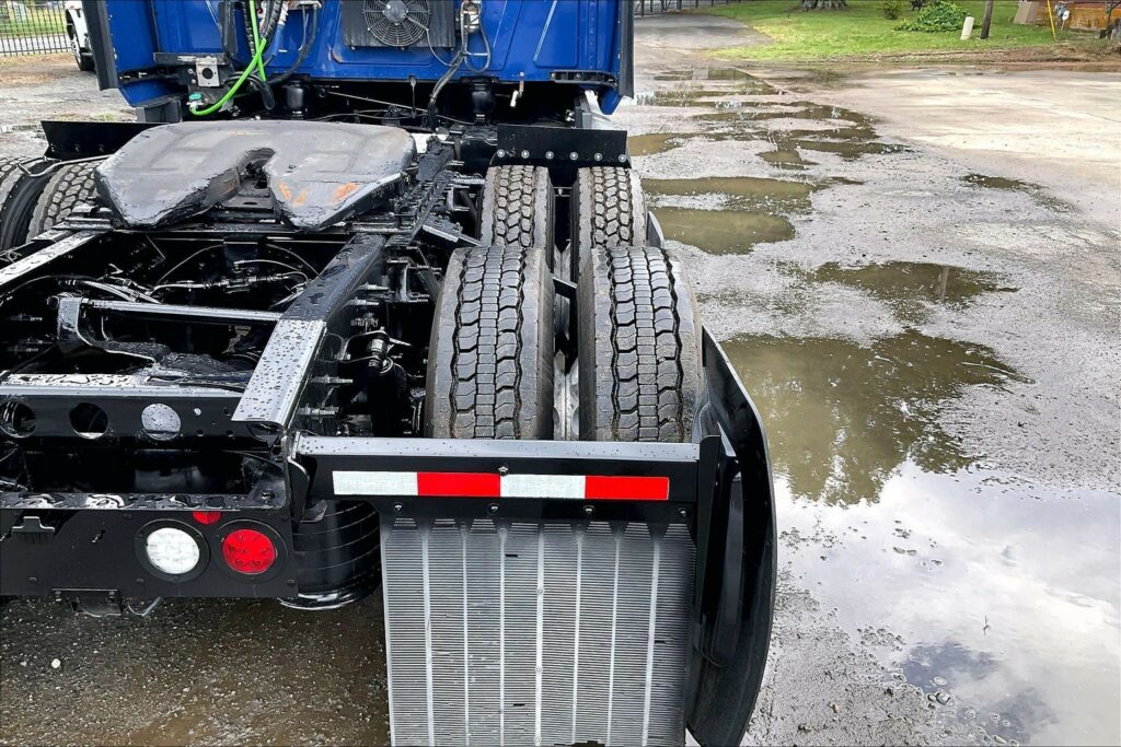 2022 CUM LT625 6×4 Sleeper