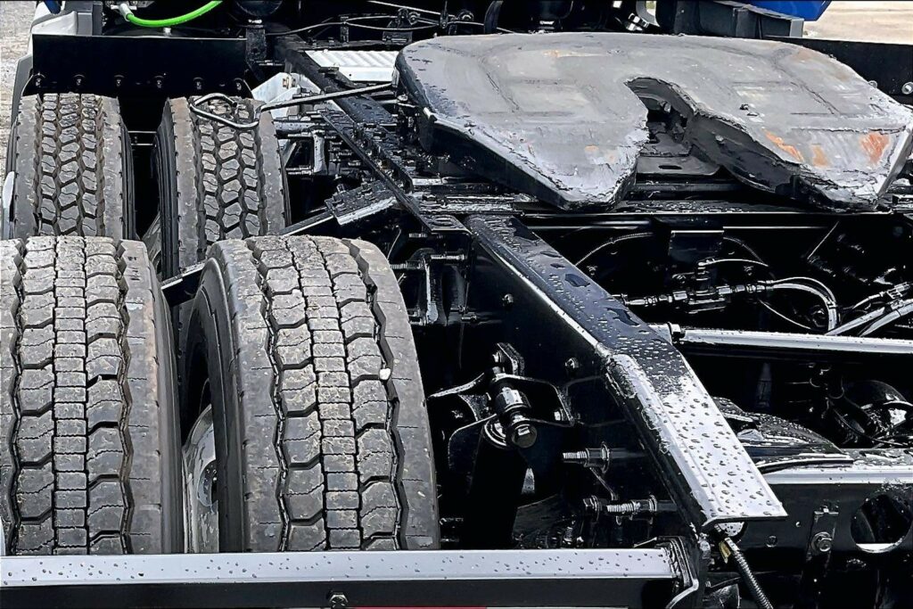 2022 CUM LT625 6×4 Sleeper
