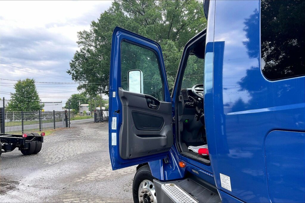 2022 CUM LT625 6×4 Sleeper
