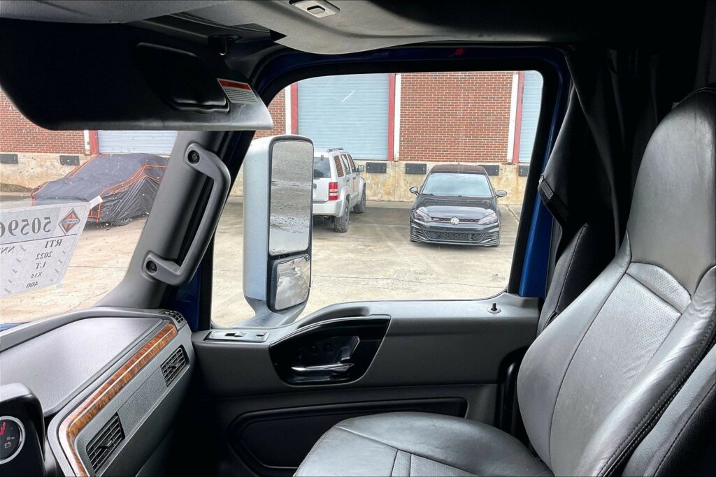 2022 CUM LT625 6×4 Sleeper
