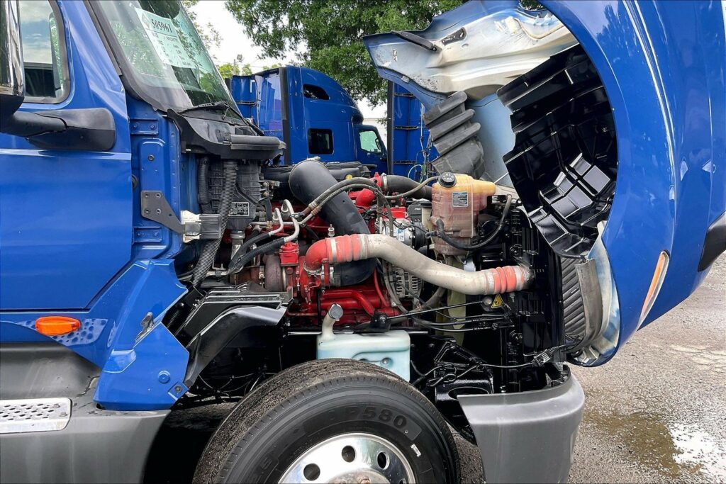 2022 CUM LT625 6×4 Sleeper