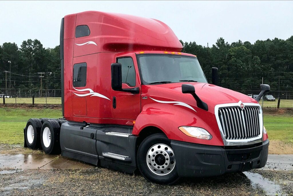 2023 CUM LT625 6X4 Sleeper