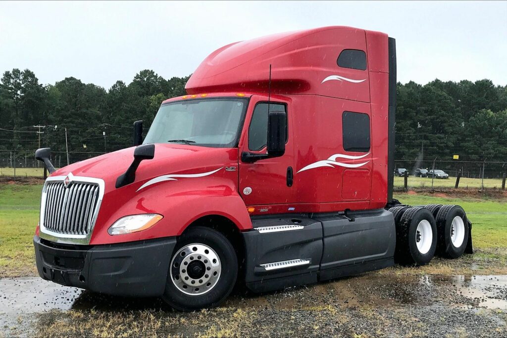 2023 CUM LT625 6X4 Sleeper